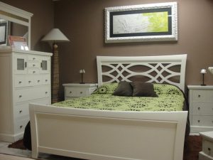 Dormitorio blanco lacado con mesillas, cómoda y espejo