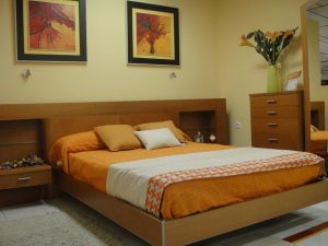 Dormitorio en chapas naturales con cabecero de diseño
