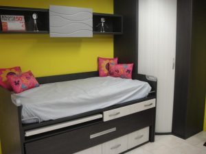 Dormitorio juvenil con escritorio extraíble y cama nido con contenedores