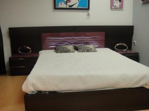 Dormitorio moderno con cabecero iluminado modelo ondas en liquidación