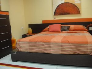 Dormitorio de matrimonio moderno wengué y naranja con xinfonier