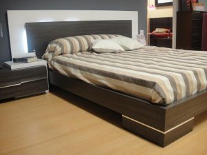 Dormitorio minimalista con armario 2: cabecero con iluminación integrada