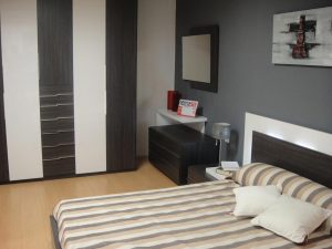 Dormitorio minimalista con armario con xinfonier integrado