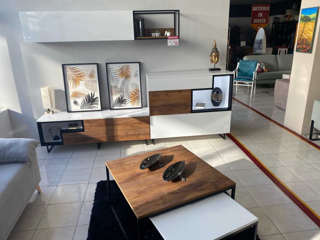 Mueble de salón lacado en blanco e iluminación LED. Y mesas de centro a juego en madera y blanco lacado