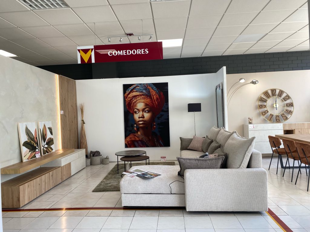 Salón con sofá 3 plazas, mesa de centro y mueble de salón con impresionante tapiz de pared