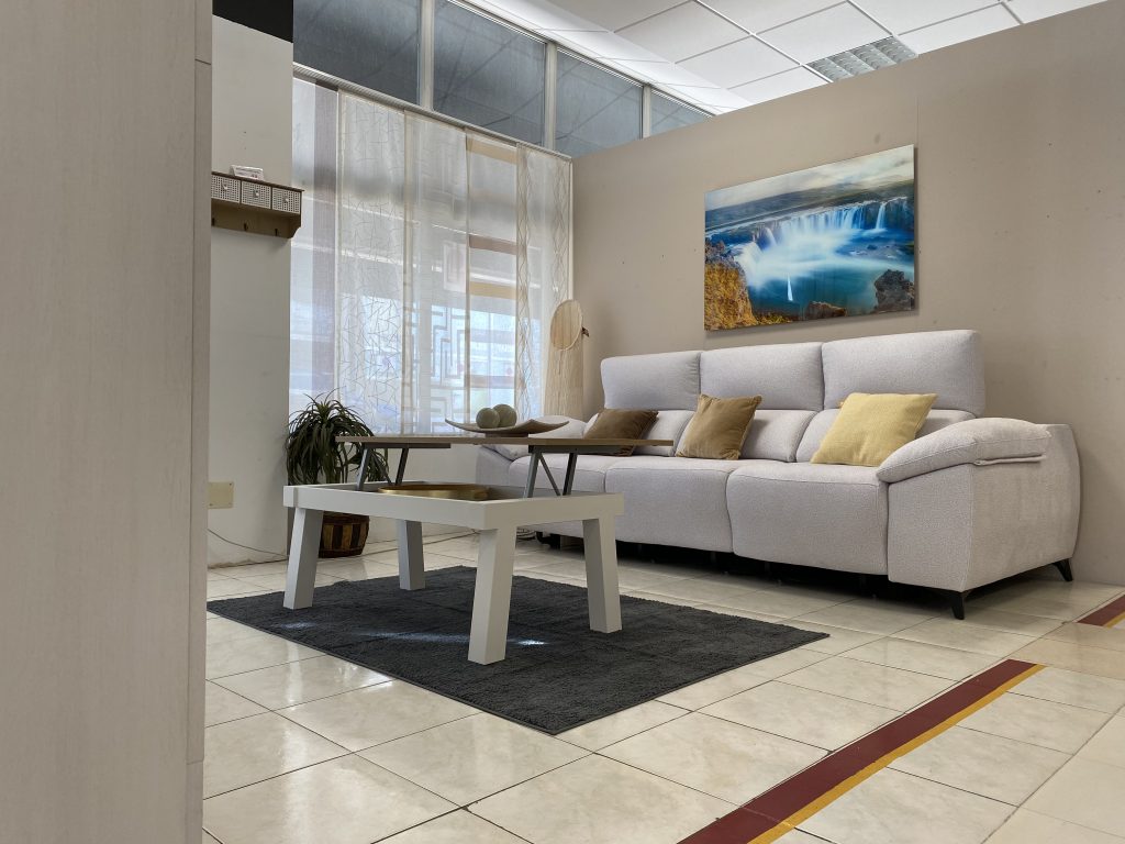 Mesa de centro de salón elevable frente a sofá 3 plazas actual