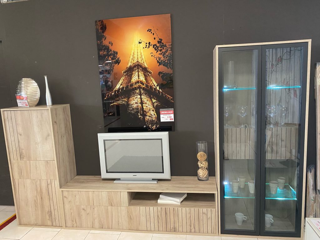 Mueble modular de salón en color haya con gran cuadro y vitrina con marcos metálicos