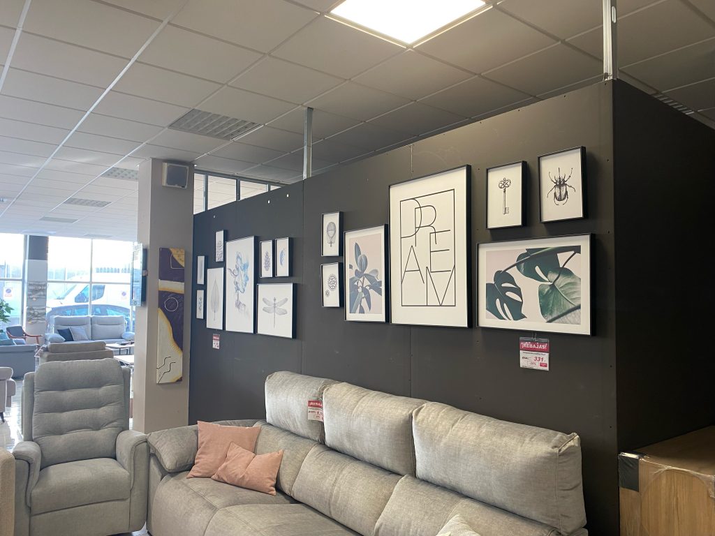 Sofá 3 plazas muy cómodo con respaldos reclinables y asientos deslizantes y composición de cuadros decorativos