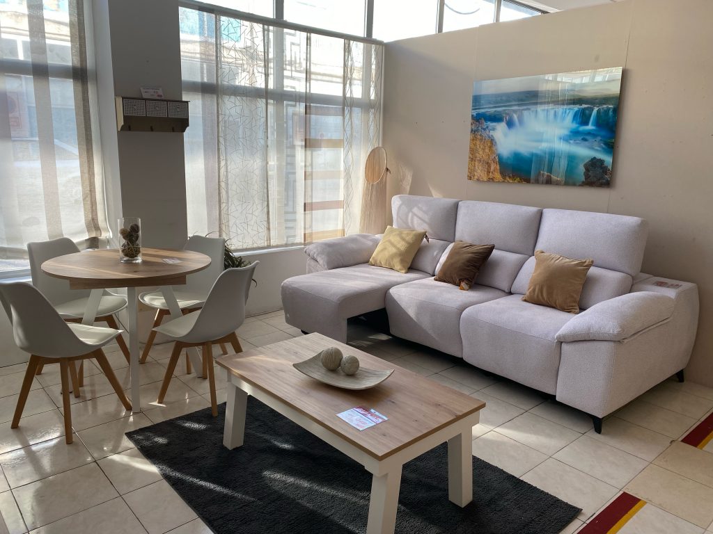 Sofá de 3 plazas con chaise longue con arcones y tela antimachas