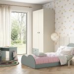 Cama al suelo que fomenta la autonomía con cabecero nube y practico escritorio con almacenaje