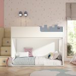 La litera infantil Castillo combina diseño, diversión y funcionalidad en una sola pieza. Con acceso lateral que incorpora prácticos espacios de almacenaje para mantener la habitación siempre ordenada